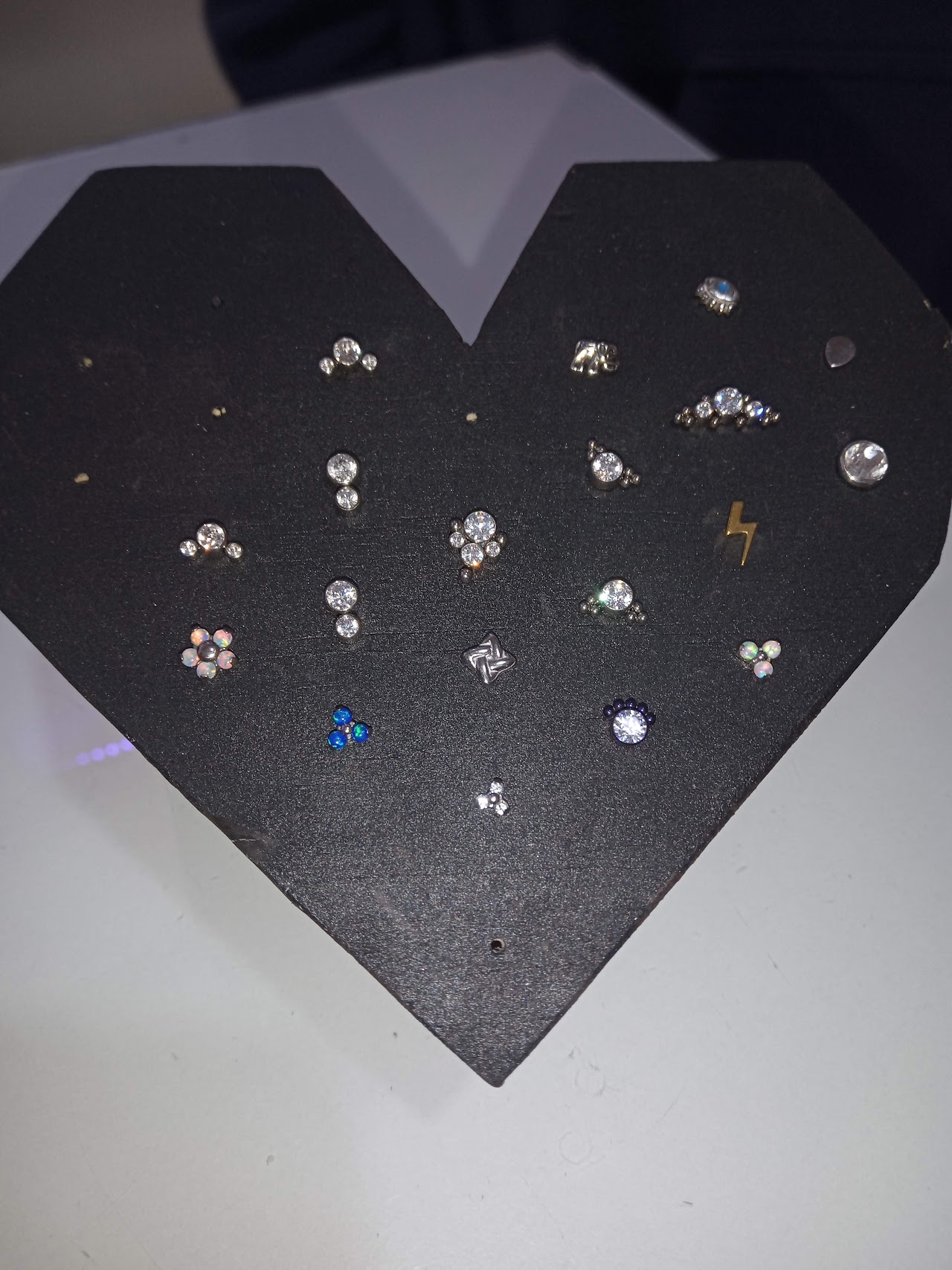 Ear curation: combinación de piercings con joyería de circón y titanio